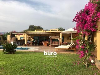 Foto 2 de BELLA CASA DE CAMPO EN VENTA AMOBLADA EN CONDOMINIO CON PISCINA EN QUILMANA
