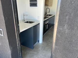 Foto 7 de Departamento 2 ambientes, balcón corrido con parrilla y vista abierta.