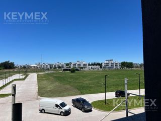 Foto 1 de Departamento 2 ambientes, balcón corrido con parrilla y vista abierta.