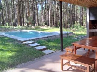 Foto 1 de Casa tres dormitorios  en venta en VillaRobles con pileta. Costa Atlantica