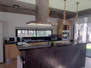 Foto 4 de Casa tres dormitorios  en venta en VillaRobles con pileta. Costa Atlantica