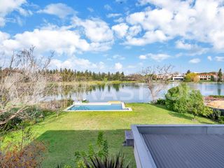 Foto 1 de Casa en venta en Santa Bárbara, 4 dormitorios, a la laguna