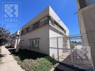 Foto 1 de Casa alquiler Confluencia Rural, 3 dormitorios (suite), 3 baños, jardín con parrilla y cocheras