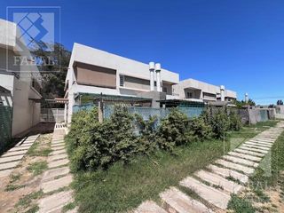 Foto 2 de Casa alquiler Confluencia Rural, 3 dormitorios (suite), 3 baños, jardín con parrilla y cocheras