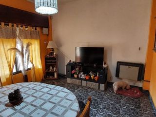 Foto 2 de Casa con Departamento en venta en Avellaneda Este
