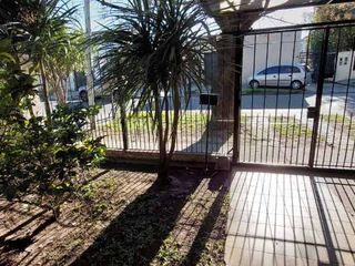 Foto 1 de Casa con Departamento en venta en Avellaneda Este