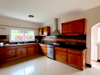 Foto 2 de Exclusiva Residencia en Los Perales: Elegancia y Amplitud en Cada Rincón