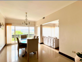 Foto 3 de Exclusiva Residencia en Los Perales: Elegancia y Amplitud en Cada Rincón