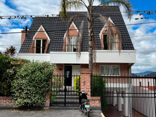 Foto 1 de Exclusiva Residencia en Los Perales: Elegancia y Amplitud en Cada Rincón
