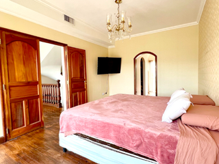 Foto 7 de Exclusiva Residencia en Los Perales: Elegancia y Amplitud en Cada Rincón