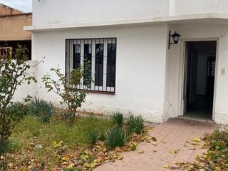 Foto 1 de Se vende hermosa casa céntrica con galpón para emprendimiento