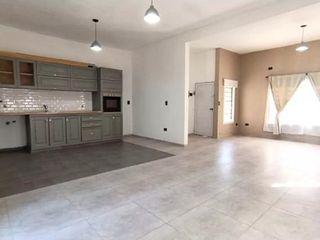 Foto 2 de Casa en venta - 2 Dormitorios 1 Baño - Cochera - 800Mts2 - Paso del Rey