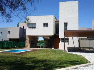 Foto 1 de Casa en  ALQUILER TEMPORAL, VILLA ALLENDE GOLF
