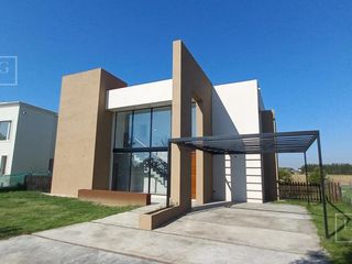Foto 2 de Casa de diseño a espejo de agua Cantón Islas