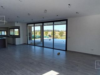 Foto 7 de Casa de diseño a espejo de agua Cantón Islas