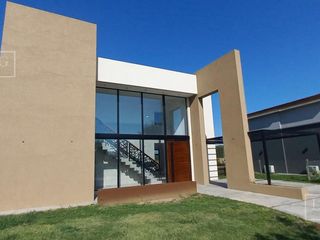 Foto 3 de Casa de diseño a espejo de agua Cantón Islas