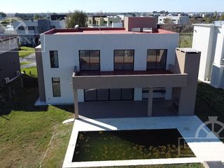 Foto 1 de Casa de diseño a espejo de agua Cantón Islas