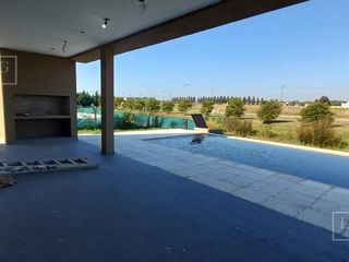 Foto 8 de Casa de diseño a espejo de agua Cantón Islas