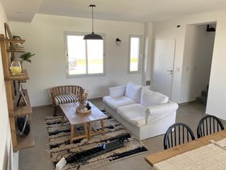 Foto 2 de OPORTUNIDAD 4 ambientes con galería y jardín de 118 M2
