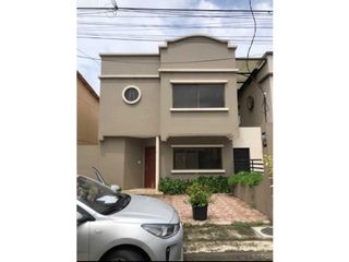 Foto 1 de VENDO HERMOSA CASA EN URBANIZACIÓN SAN FELIPE