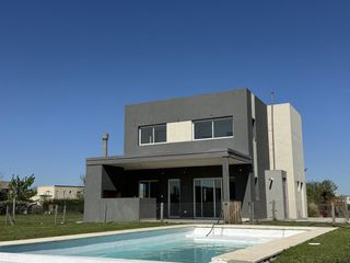 Foto 2 de Casa a estrenar en El Canton Golf con Pileta