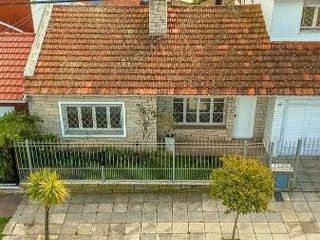 Foto 2 de Casa en venta - 4 Dormitorios 3 Baños - Cochera - 164Mts2 - Mar del Plata