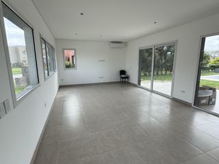 Foto 3 de Casa con terreno de 1035m2 con Pileta a Estrenar en El Cantón Puerto