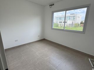 Foto 10 de Casa con terreno de 1035m2 con Pileta a Estrenar en El Cantón Puerto