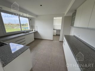 Foto 11 de Casa con terreno de 1035m2 con Pileta a Estrenar en El Cantón Puerto