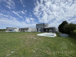 Foto 14 de Casa con terreno de 1035m2 con Pileta a Estrenar en El Cantón Puerto
