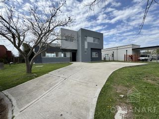 Foto 2 de Casa con terreno de 1035m2 con Pileta a Estrenar en El Cantón Puerto