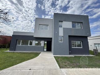 Foto 1 de Casa con terreno de 1035m2 con Pileta a Estrenar en El Cantón Puerto