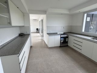 Foto 13 de Casa con terreno de 1035m2 con Pileta a Estrenar en El Cantón Puerto