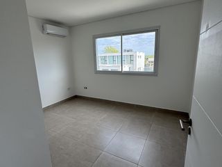 Foto 5 de Casa con terreno de 1035m2 con Pileta a Estrenar en El Cantón Puerto