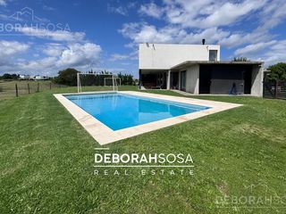 Foto 1 de Casa en Venta 4 dormitorios Al Golf con Pileta- Barrio El Canton Escobar