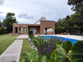 Foto 1 de Casa en Alquiler, 3 habitaciones, piscina. Barrio Santa Apolonia, Salta