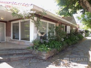 Foto 3 de Chalet en venta. Zona Los Troncos. Jardin. 3 dormitorios, playroom, garage
