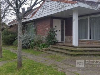 Foto 2 de Chalet en venta. Zona Los Troncos. Jardin. 3 dormitorios, playroom, garage