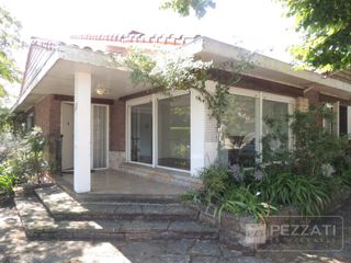 Foto 1 de Chalet en venta. Zona Los Troncos. Jardin. 3 dormitorios, playroom, garage