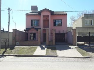 Foto 1 de Casa en venta - 3 dormitorios 2 baños - 300mts2 - Manuel B. Gonnet