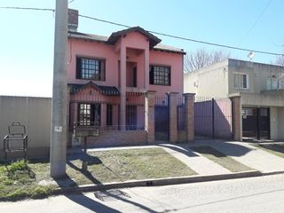 Foto 2 de Casa en venta - 3 dormitorios 2 baños - 300mts2 - Manuel B. Gonnet