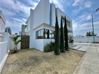 Foto 2 de CASA EN VENTA EN LA EXCLUSIVA URBANIZACIÓN MONACO - BARBASQUILLO MANTA