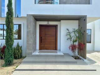 Foto 9 de CASA EN VENTA EN LA EXCLUSIVA URBANIZACIÓN MONACO - BARBASQUILLO MANTA