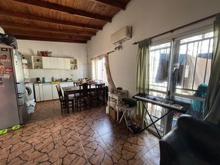 Foto 2 de Casa en venta - 4 Dormitorios 2 Baños - 688mts2 - La Plata
