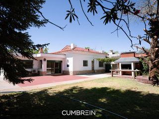 Foto 2 de Casa con amplio terreno y piscina en calle Blas Parera
