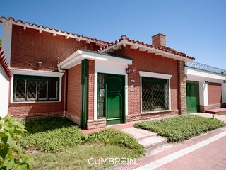 Foto 1 de Casa con amplio terreno y piscina en calle Blas Parera