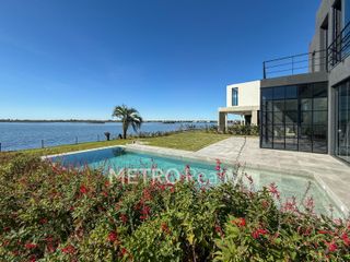 Foto 1 de Casa en venta al lago central con 5 habitaciones en Marinas, Puertos