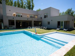 Foto 2 de Moderna casa en venta en La Campiña Barrio Privado