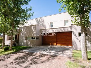 Foto 1 de Moderna casa en venta en La Campiña Barrio Privado
