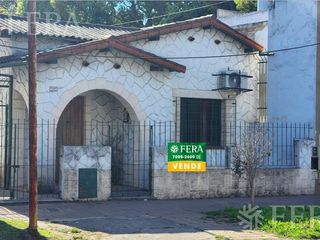 Foto 1 de Venta de casa 3 ambientes con jardin y cochera en Quilmes